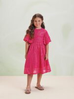 O vestido Animê é uma peça glamorosa para festas. Com um vibrante tom de pink magenta ele foi elaborado em paetê, é impossível passar despercebido. Possui um forro de malha que garante conforto e segurança. As mangas evasê e a cintura com elástico oferecem um caimento perfeito ao corpo das meninas, valorizando a silhueta. Seu design único o torna uma escolha diferenciada e elegante para qualquer evento especial. Composição: 97% poliéster e 3% elastano. Forro: 100% poliéster. Ref.: N3245
